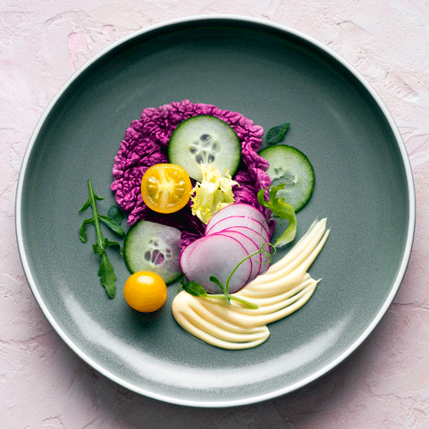 Plato azul con hortalizas cortadas