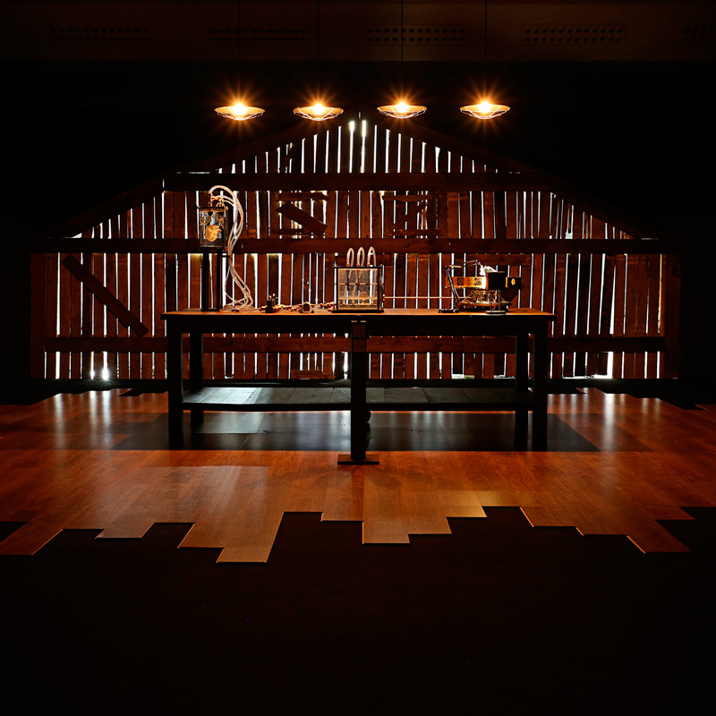 Laboratorio en el interior de un granero de madera a principios del siglo XX