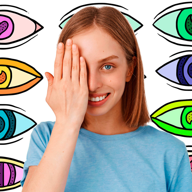 Adolescente sonriente tapándose un ojo con camiseta azul sobre fondo de ilustraciones de ojos
