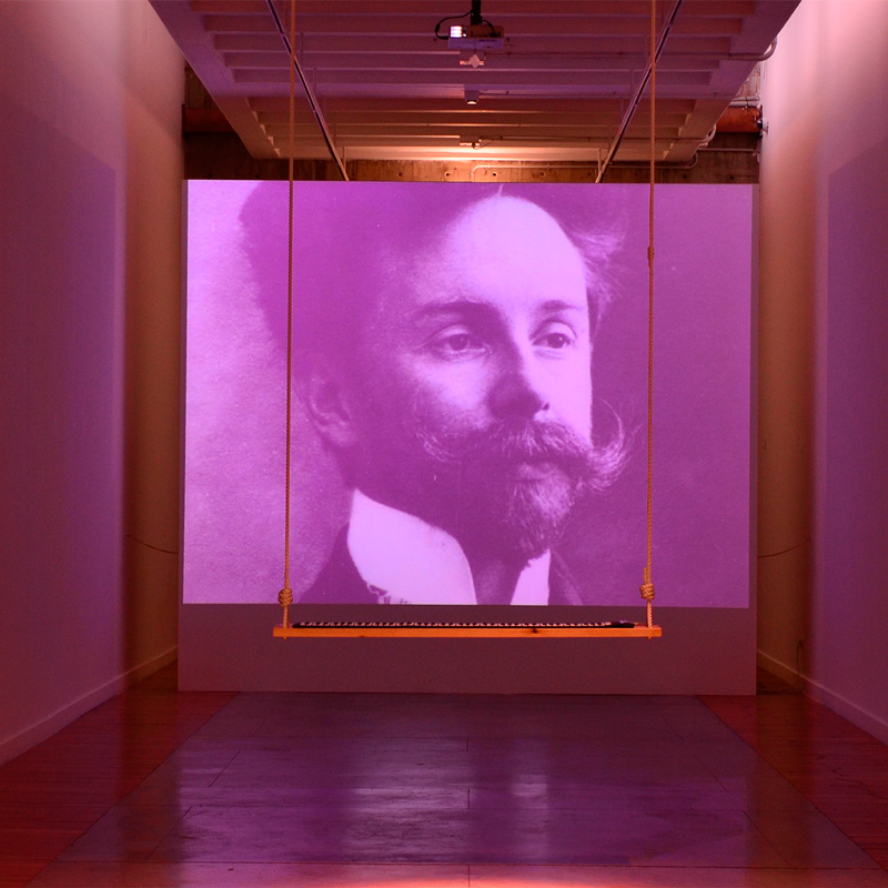 Proyección violeta en sala expositiva del compositor Aleksandr Skriabin