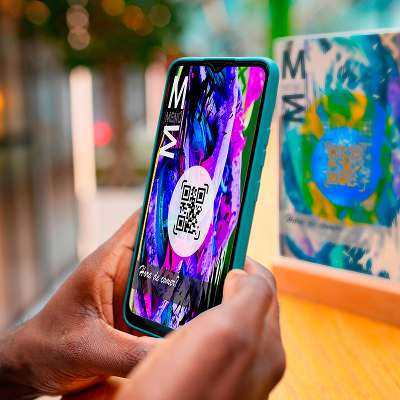 Móvil en unas manos escaneando un código QR