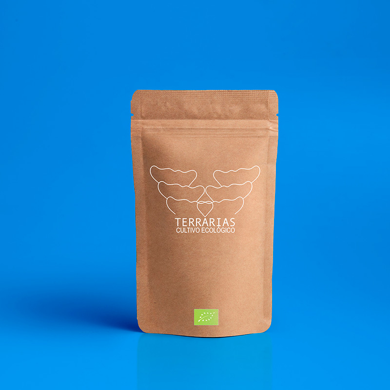 Envase reciclado marrón sobre fondo azul